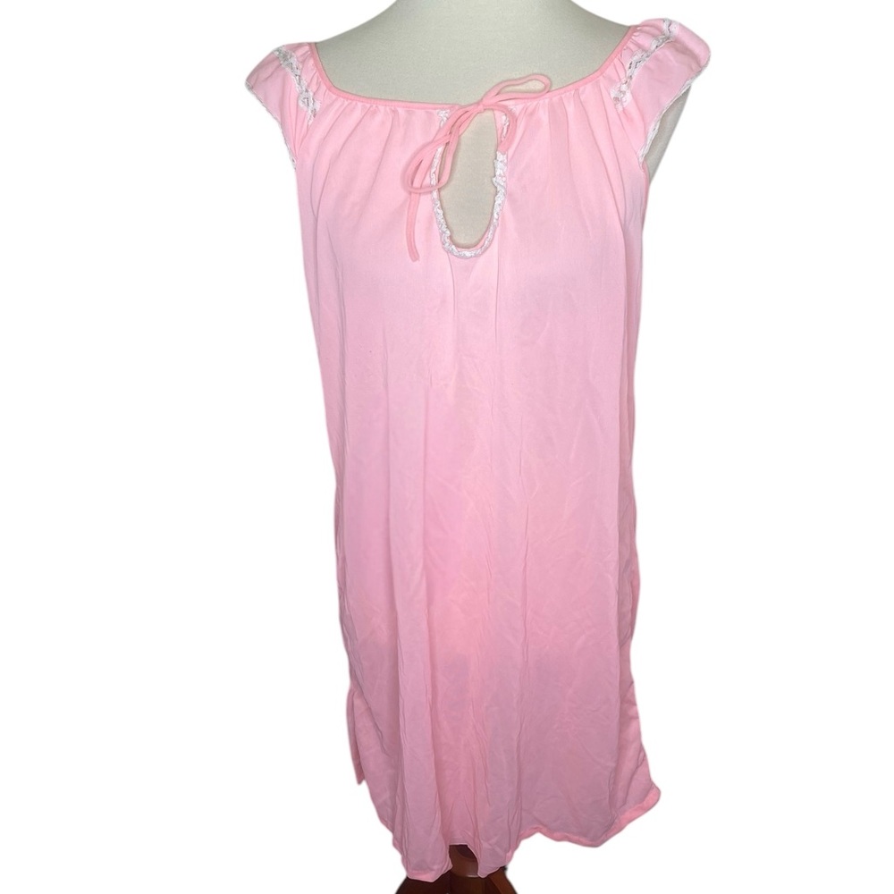 Vintage 50s nightgown with lace accents
